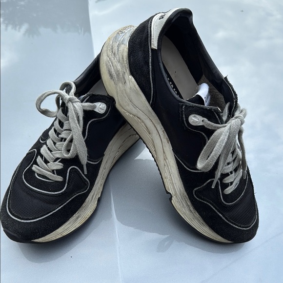 Golden Goose Black and White Sneakers with Signature Style - Picture 3 of 5